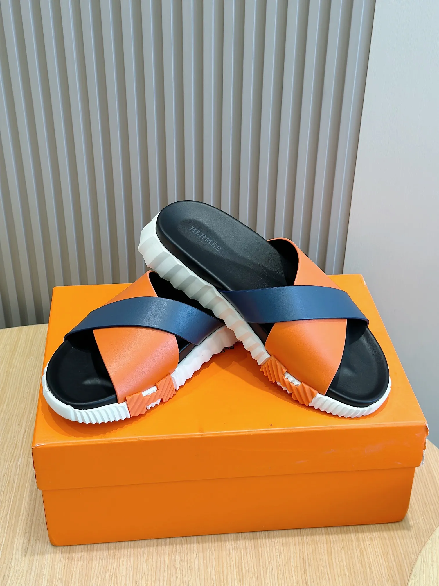 Factory price: 360💰Hermès [HERMÈS] Top Herme*H Home Hermès Men's Sandals and Slippers-Original Reproduction. Purchase the original version and make it one to one. The outsole is privately molded. The color of the outsole corresponding to each color is the same as the original version. Come to those who know the stuff 💪 The ultra-light soles are designed in contrasting colors, and they feel so comfortable on your feet! Calfskin, cowhide feet, private model outsole. Size: 39-44 (customized at 38.45)